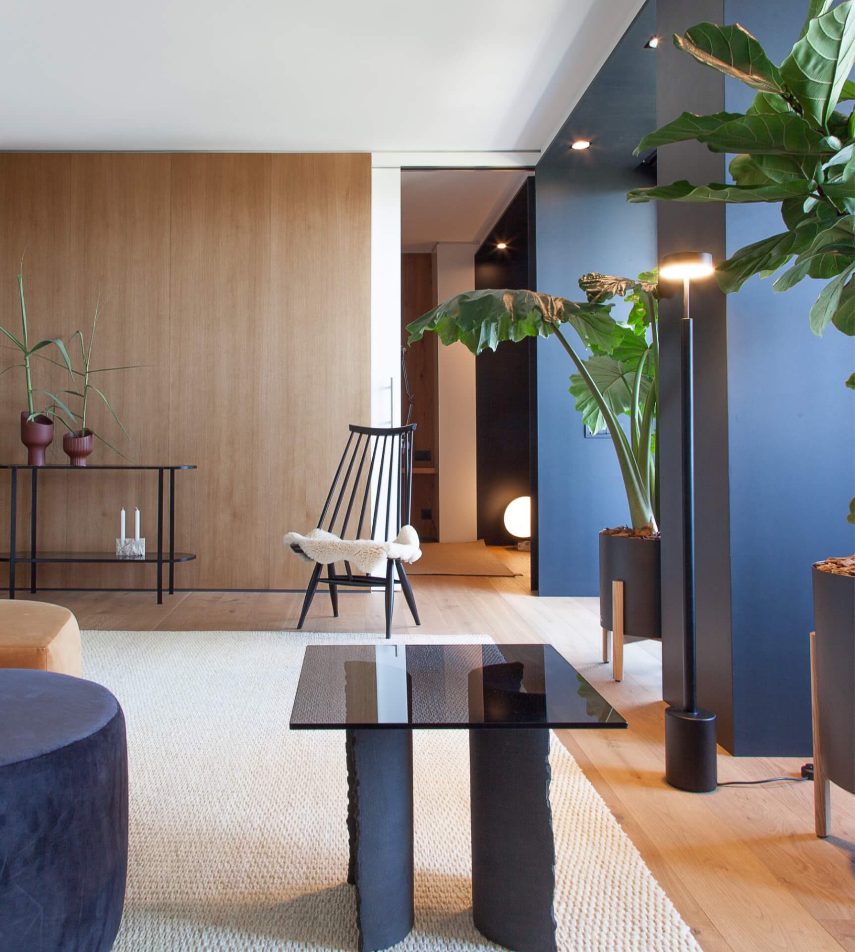 Reforma de Apartamento Moderno Llull por YLAB Arquitectos - Sala Integrada, parede azul e painel de madeira