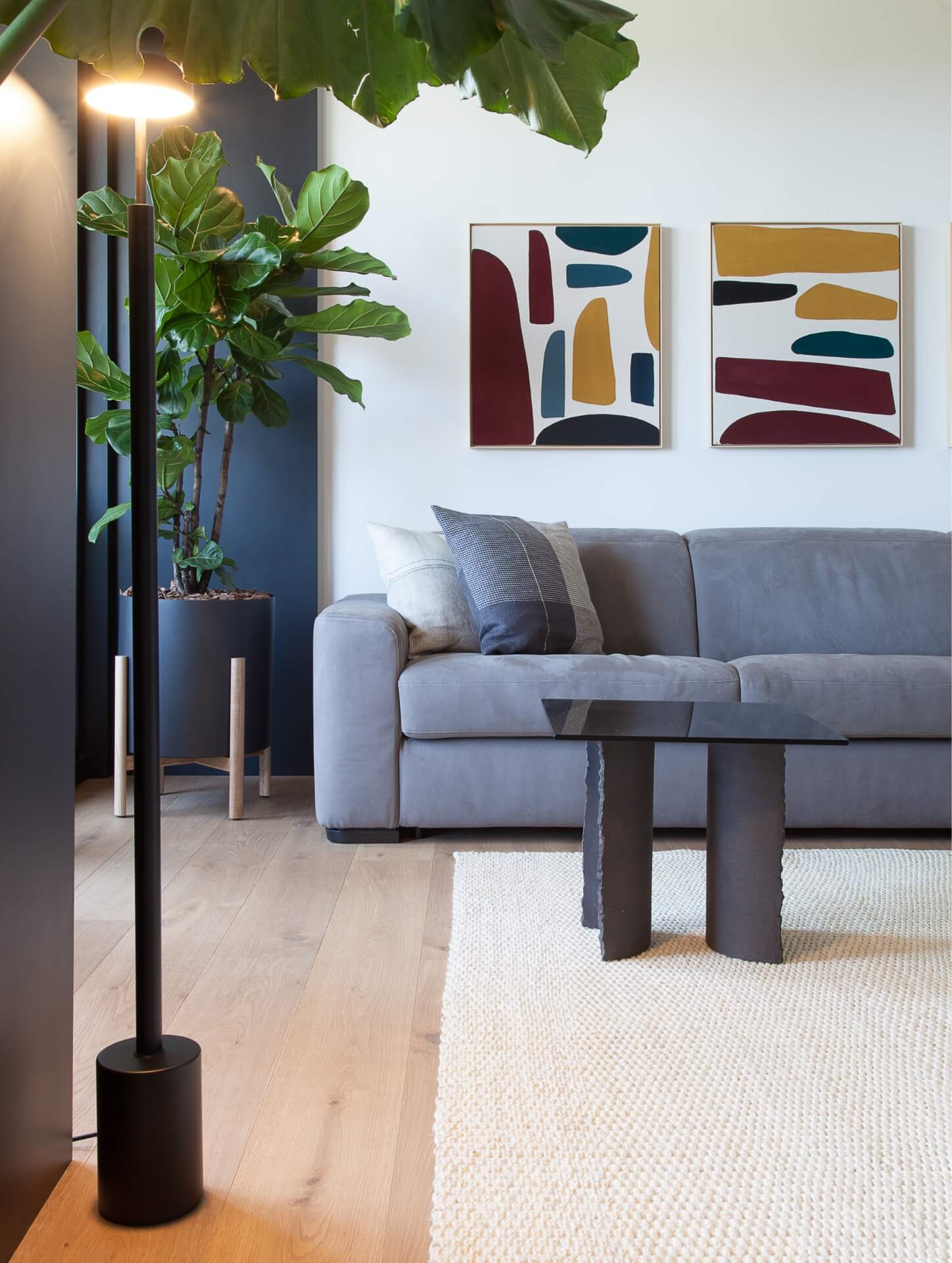Reforma de Apartamento Moderno Llull por YLAB Arquitectos - Sala Integrada, parede azul, plantas e sofá cinza
