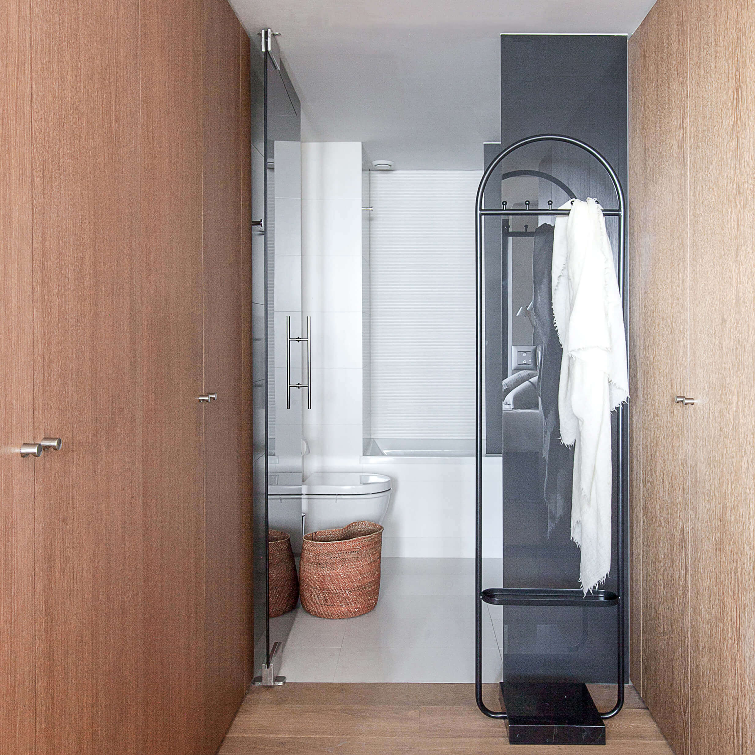 Reforma de Apartamento Moderno Llull por YLAB Arquitectos - Banheiro Suite com paredes amadeiradas e piso branco