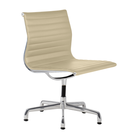 Cadeira para escritório Charles e Ray Eames EA 330 estrutura em alumínio e couro bege