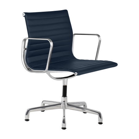 Cadeira para escritório Charles e Ray Eames EA 331 com braço estrutura em alumínio e couro azul