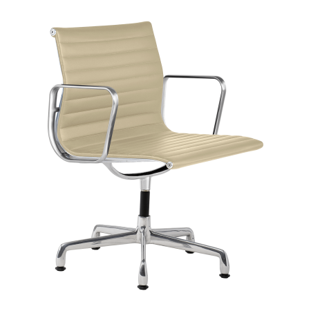 Cadeira para escritório Charles e Ray Eames EA 331 com braço estrutura em alumínio e couro bege