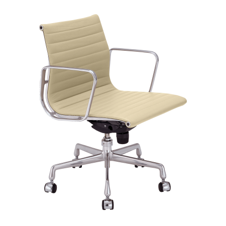 Cadeira para escritório Charles e Ray Eames EA 335 com braço estrutura em alumínio e couro bege