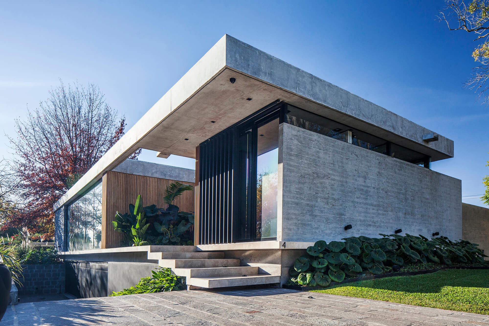 Residência BT Estudio Jorgelina Tortorici Arq Fachada Casa Moderno Concreto Vidro e Ripado de Madeira na Parede