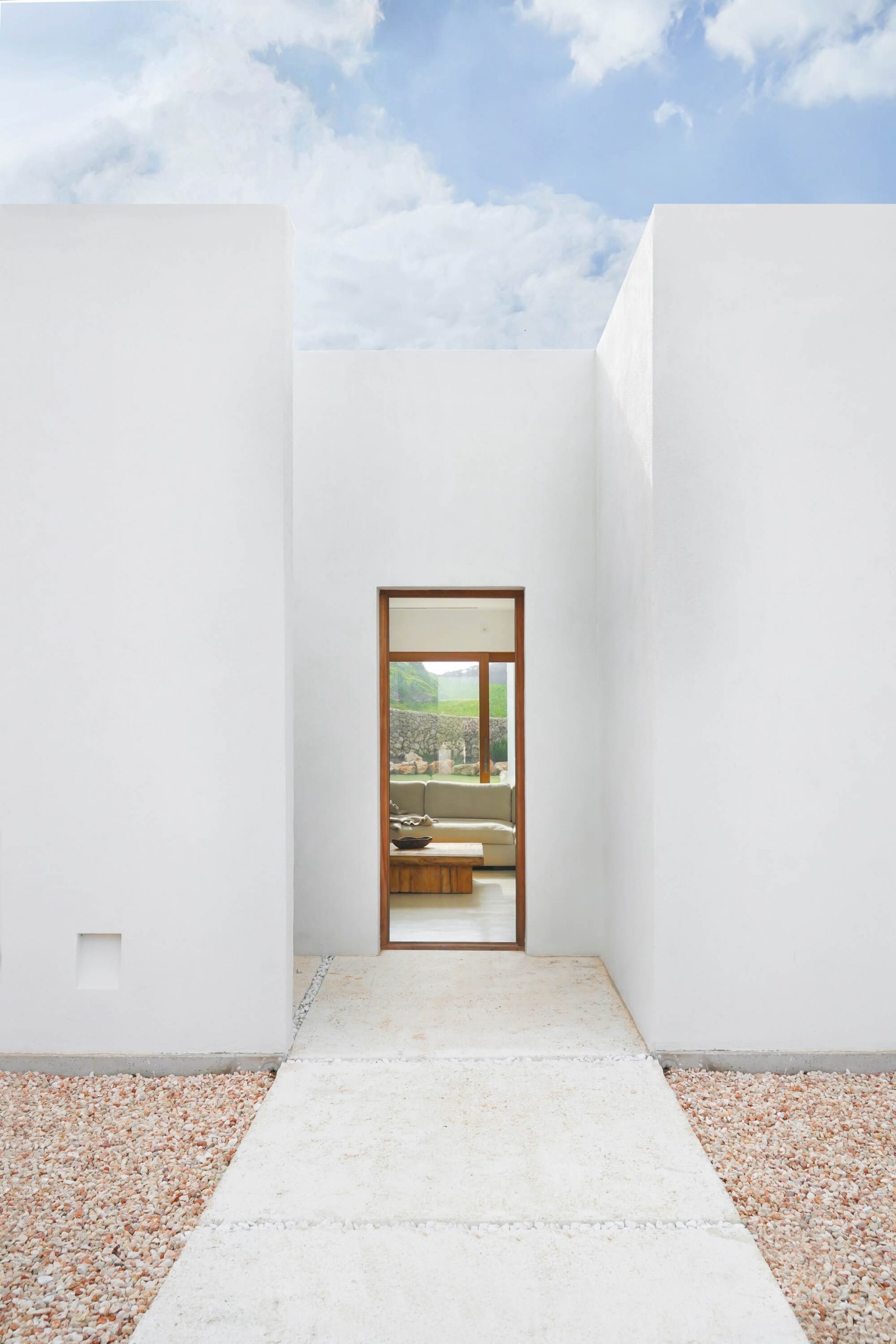 CasaE - Marina Senabre, Casa Minimalista fachada branca com janela quadrada, casa de campo.