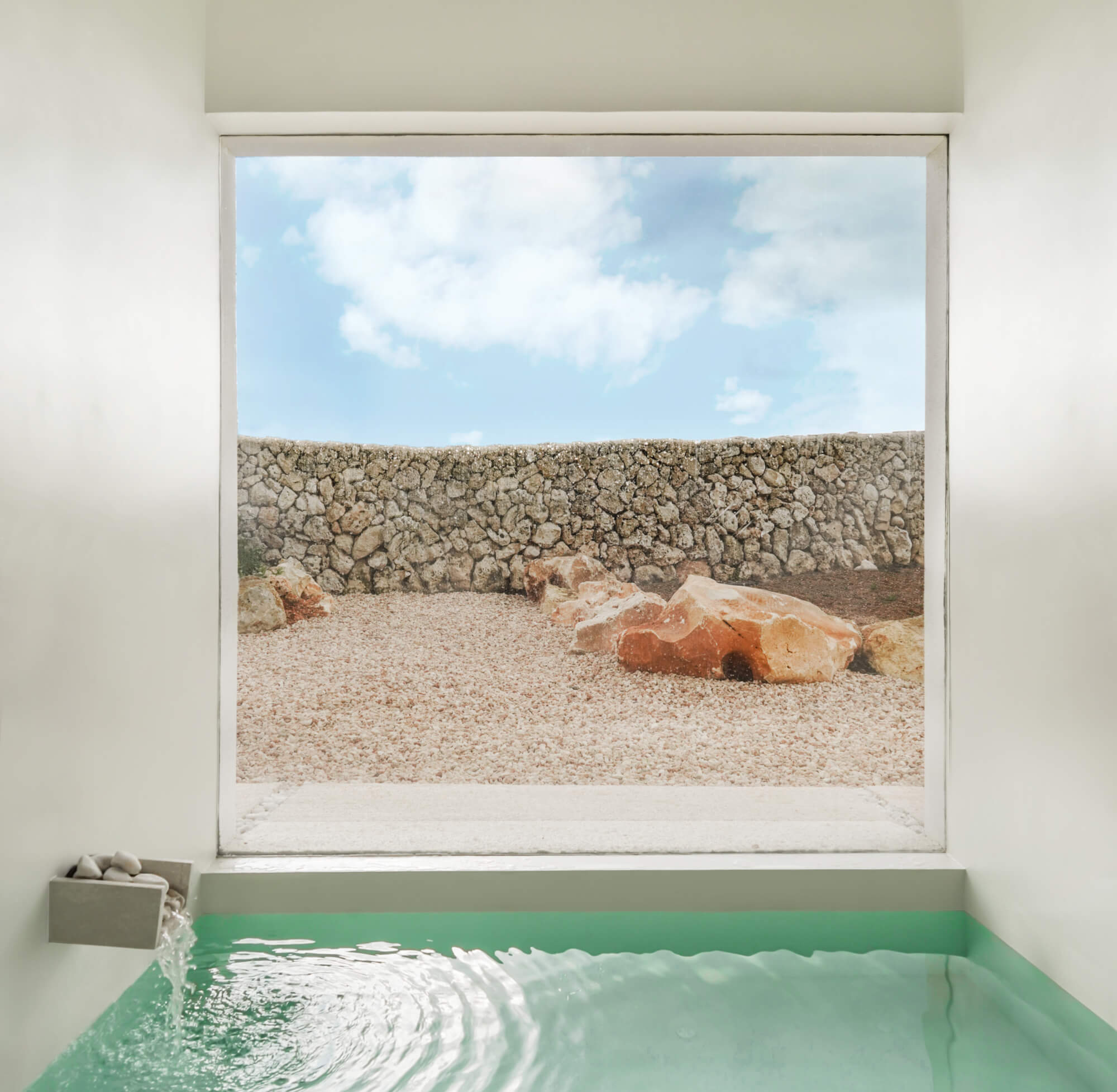 CasaE - Marina Senabre, Casa Minimalista, casa de campo com banheira minimalista. com grande janela quadrada.