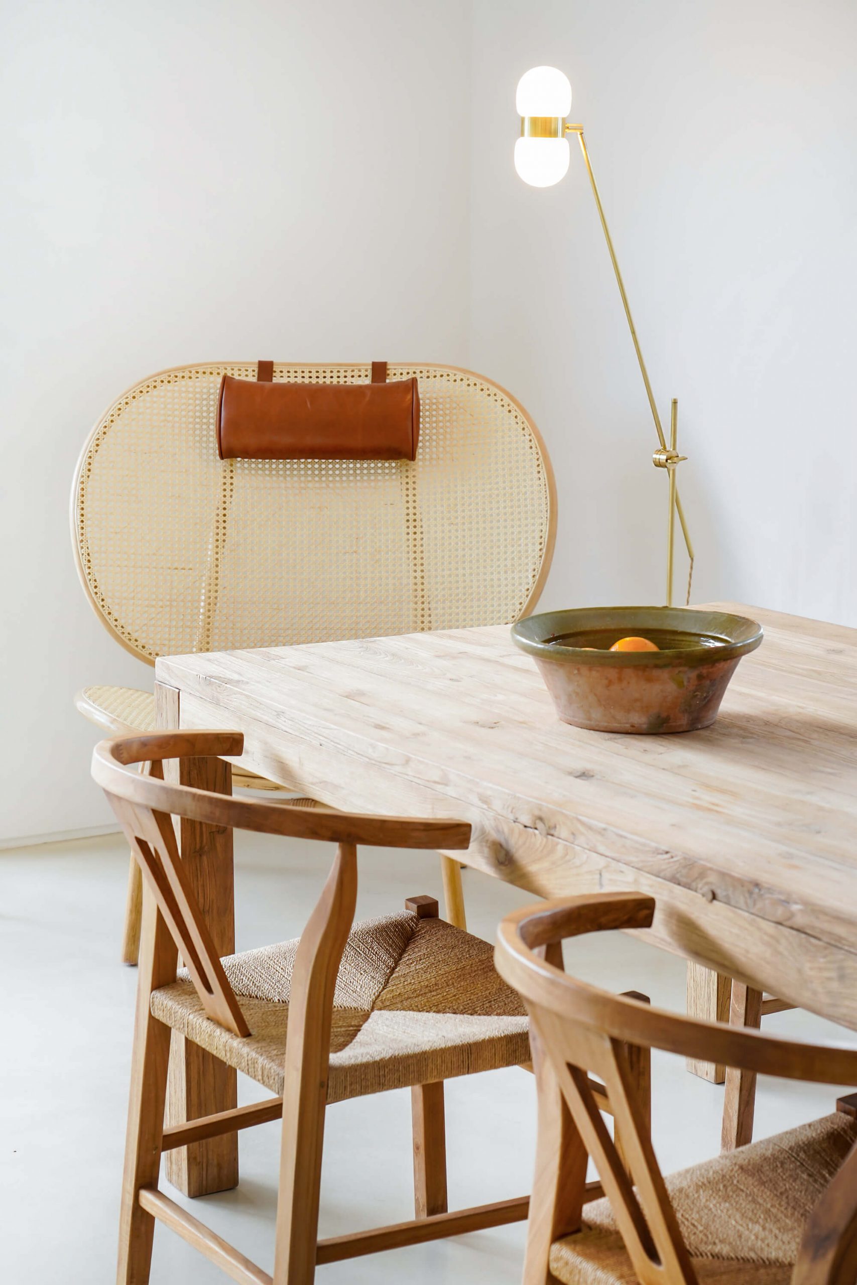 CasaE - Marina Senabre. Casa minimalista com mesa de madeira, e releitura da classica cadeira wishbone.