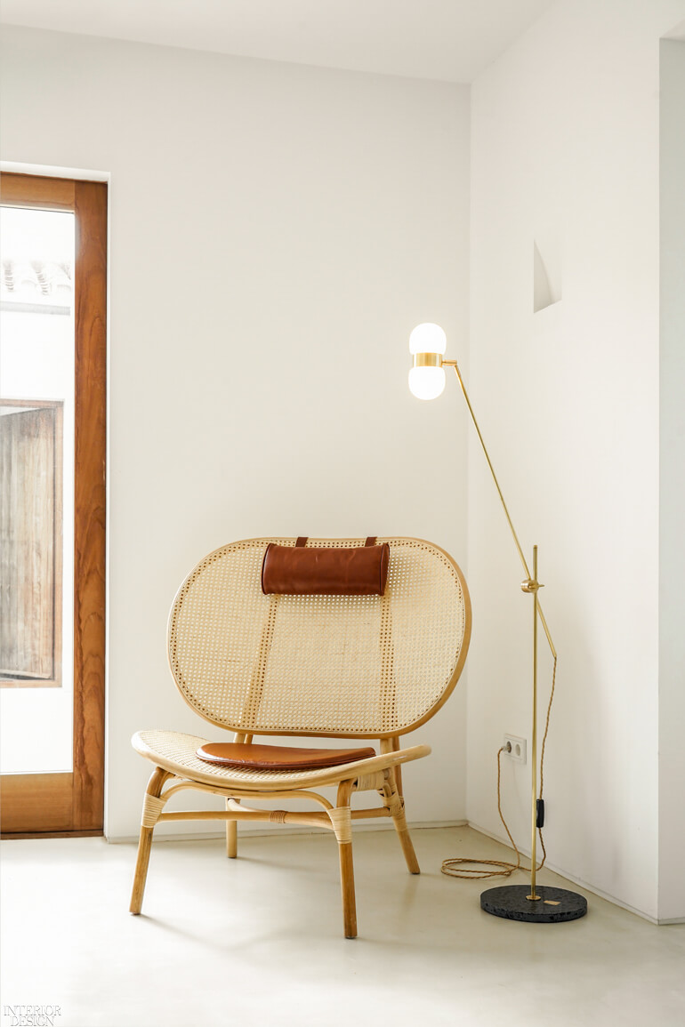 CasaE - Marina Senabre, banheiro minimalista com bancada branca e armários marrom.