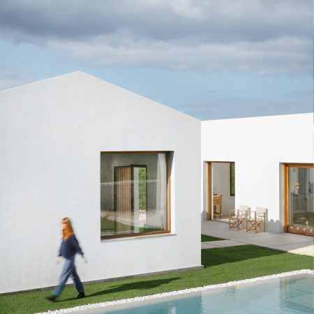 CasaE - Marina Senabre, Casa Minimalista fachada branca com janela quadrada e piscina, casa de campo.