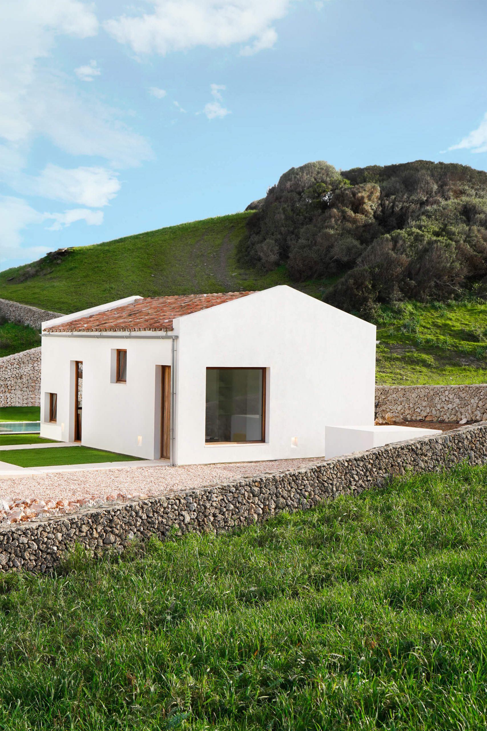 CasaE - Marina Senabre, Casa Minimalista fachada branca com janela quadrada e piscina, casa de campo.