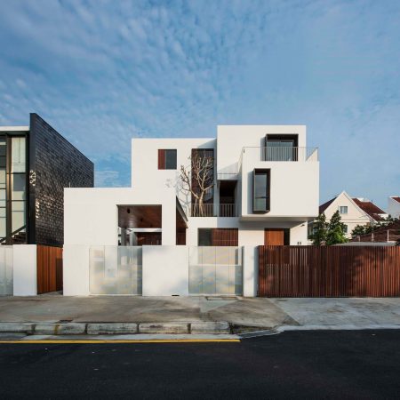 Cube House - Ming Architects. Casa com Fachada Minimalista Branca, com madeira e vidro.