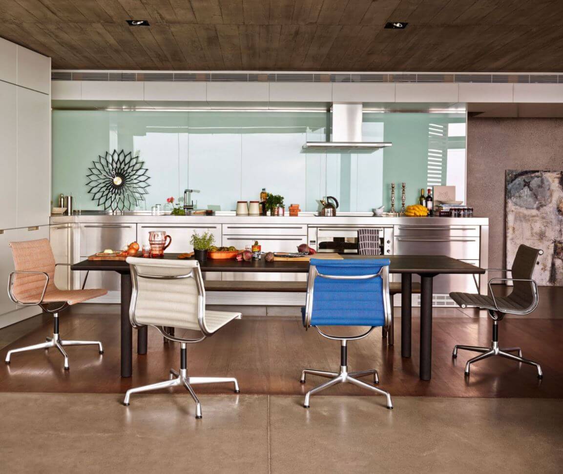 Sala de jantar e cozinha com mesa preta e Cadeiras EA106 de Charles & Ray Eames