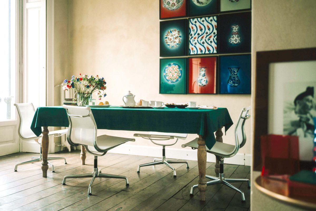 Sala de jantar com mesa retangular e Cadeiras EA106 de Charles & Ray Eames