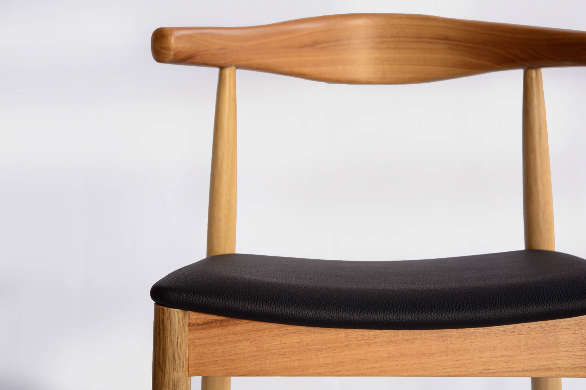 Cadeira Elbow Chair Natural + Viena Preto (5)