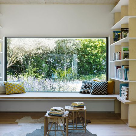 Ambiente para relaxar e ler um livro, janela na altura do banco para deitar e contemplar a natureza.