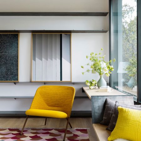 Casa Proyecto CH - Espanha. Quarto com ambiente para relaxar com janelas grandes, poltrona amarela, quadros contemporâneos e piso de madeira.