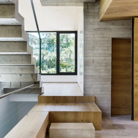 Casa Proyecto CH - Espanha. Escada de concreto aparente com alguns degraus em madeira. Parede de concreto aparente,