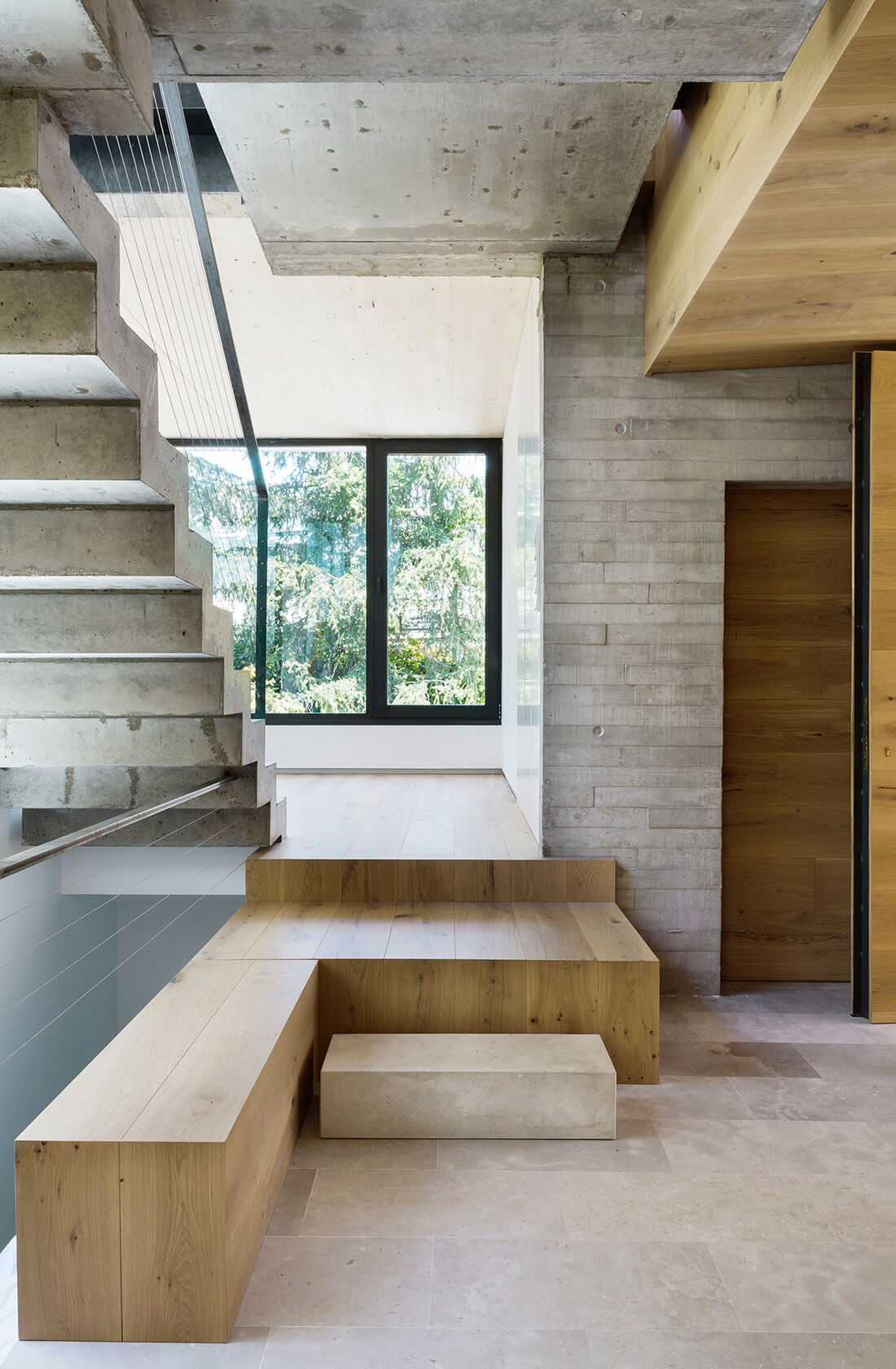 Casa Proyecto CH - Espanha. Escada de concreto aparente com alguns degraus em madeira. Parede de concreto aparente,