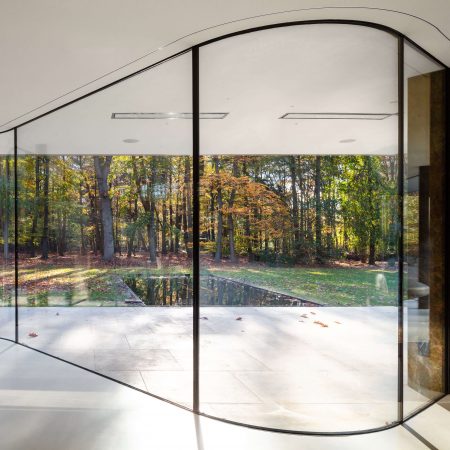 Casa Contemporânea na Holanda - Villa JM, sala de estar minimalista com vidros do piso ao teto curvo