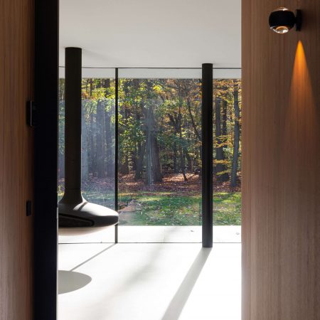 Casa Contemporânea na Holanda - Villa JM, sala de estar minimalista com lareira suspensa