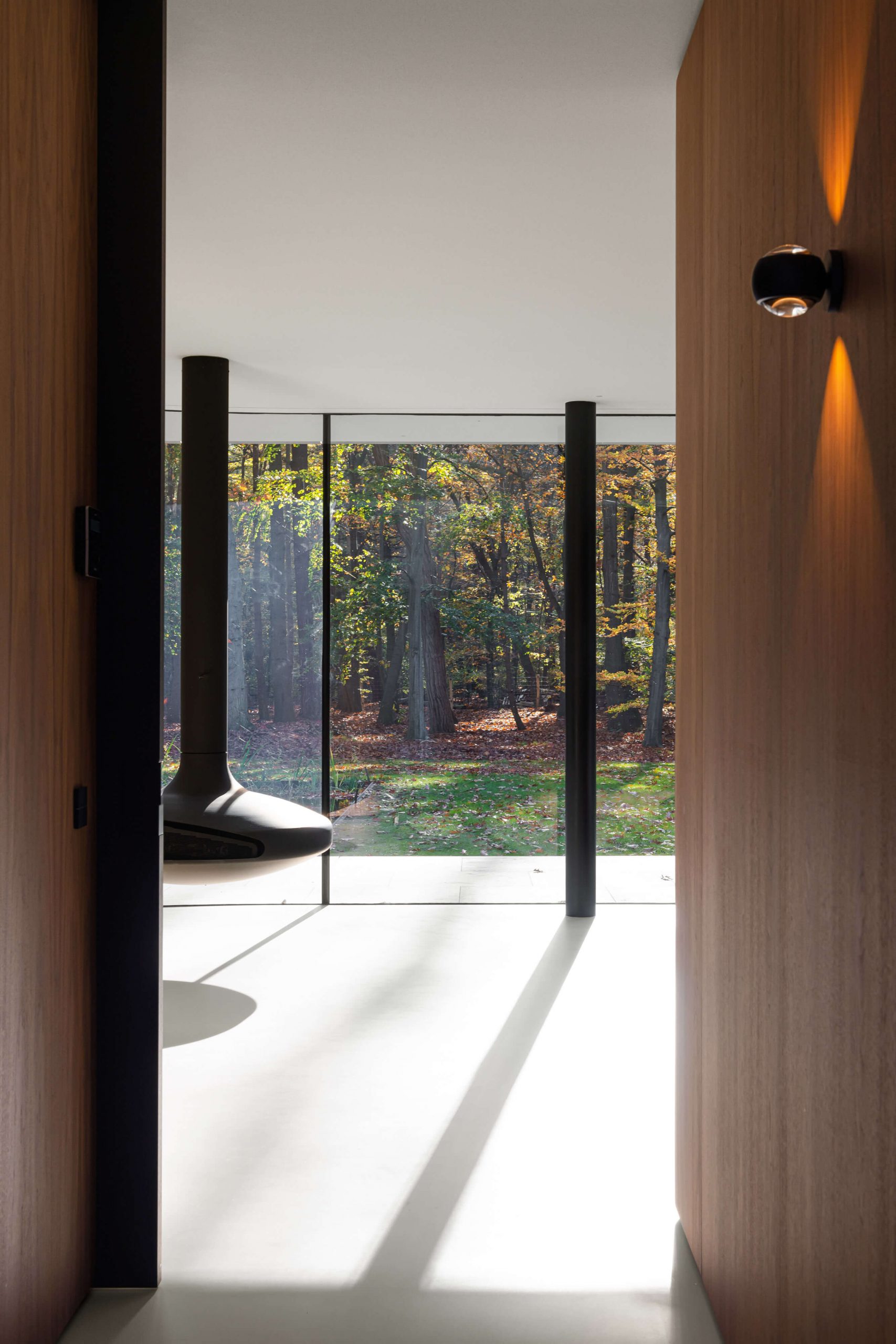 Casa Contemporânea na Holanda - Villa JM, sala de estar minimalista com lareira suspensa