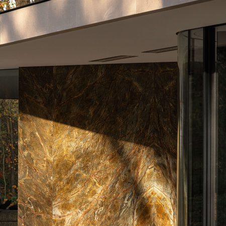 Casa Contemporânea na Holanda - Villa JM, Fachada com parede de mármore e vidro curvo