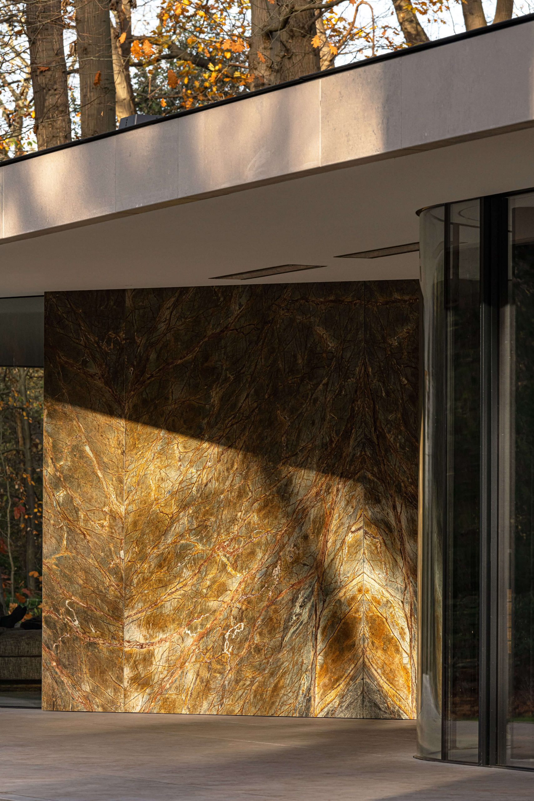 Casa Contemporânea na Holanda - Villa JM, Fachada com parede de mármore e vidro curvo