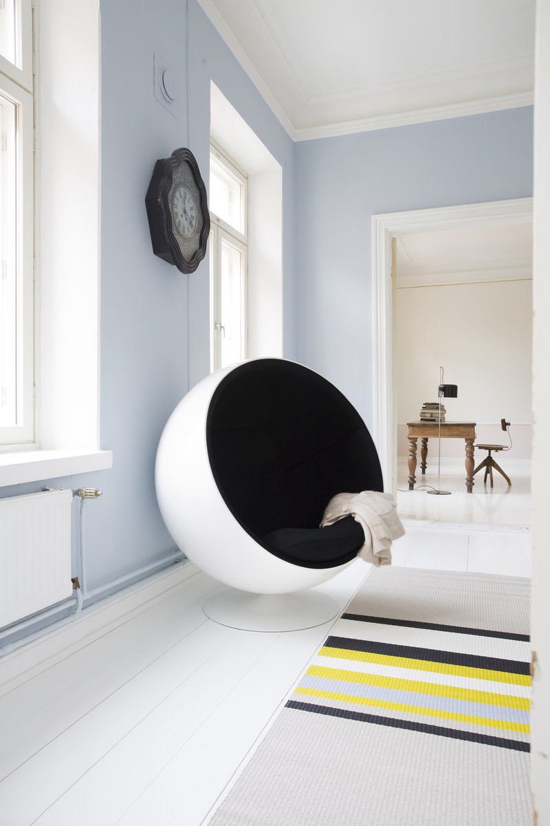 Ball Chair Branca tecido preto Ambientada