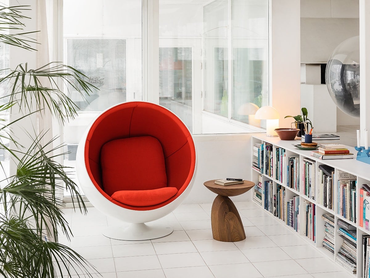 Ball Chair Branca tecido vermelho mesa madeira Ambientada
