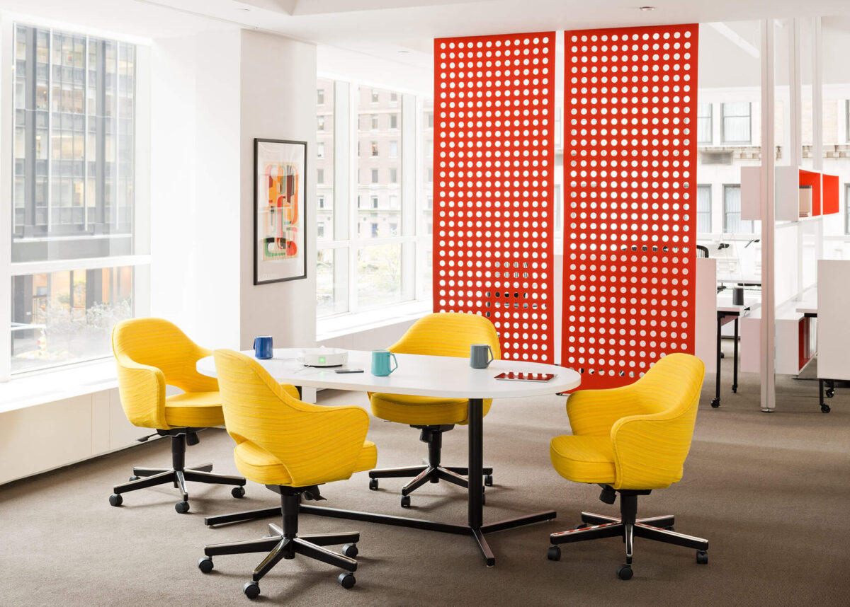 Cadeira Saarinen Office 71 Amarela Ambientada