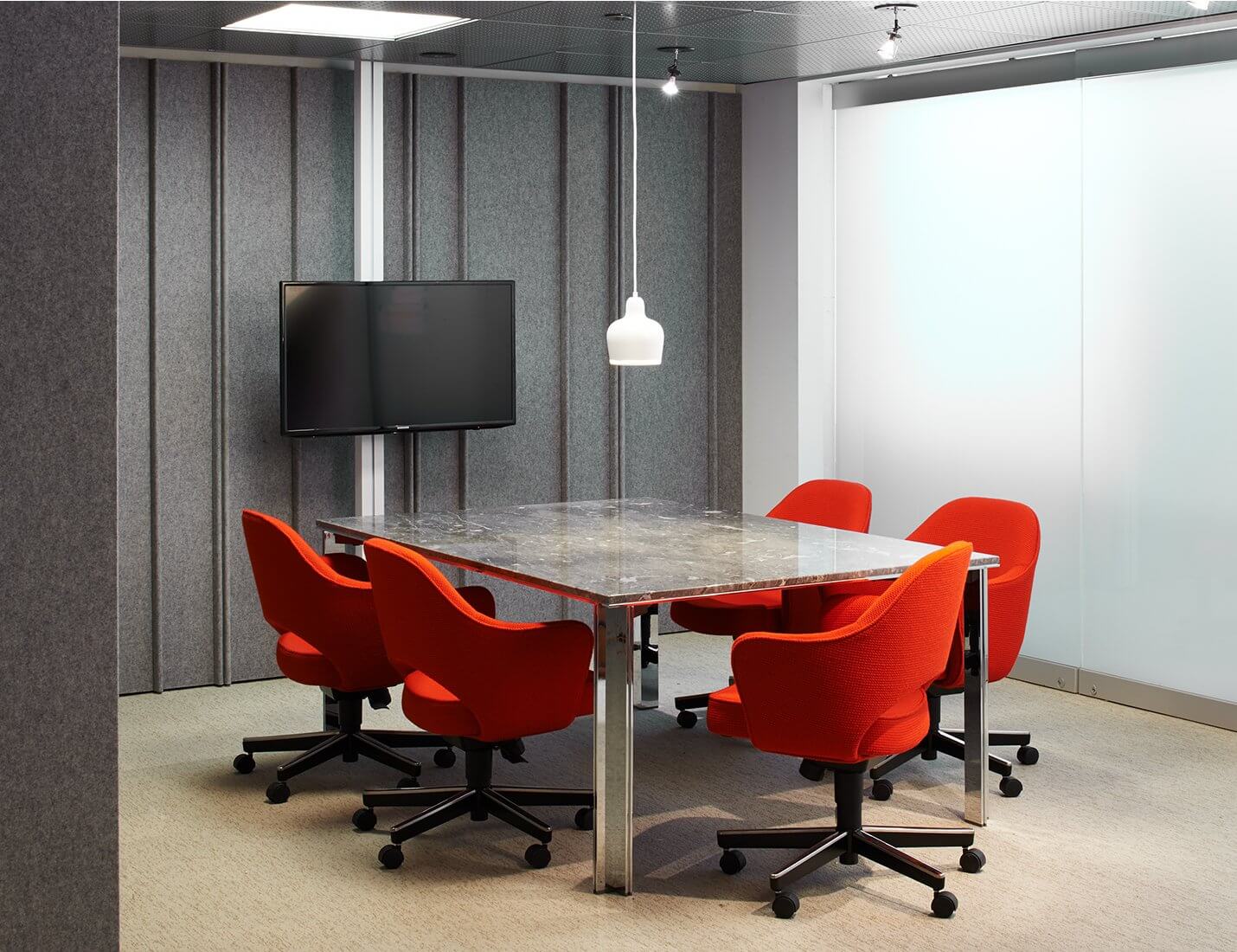 Cadeira Saarinen Office 71 Ambientada