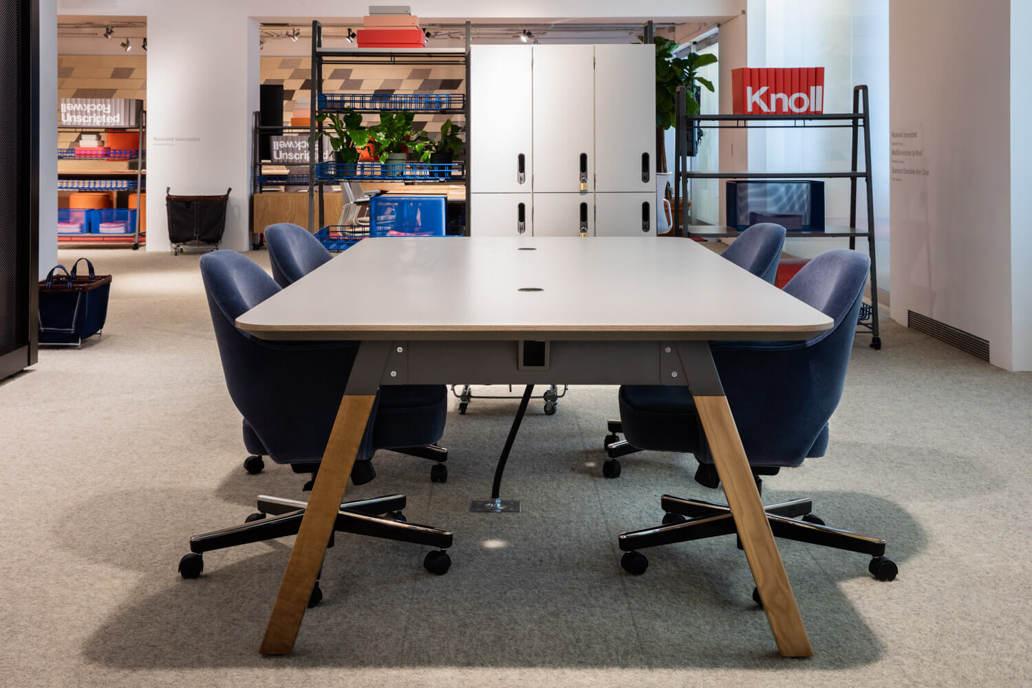 Cadeira Saarinen Office 71 reunião azul Ambientada